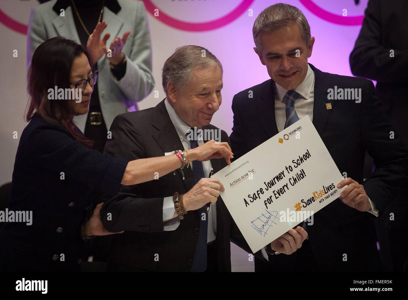 Città del Messico. Undicesimo Mar, 2016. Sindaco di Città del Messico Miguel Angel Mancera(R), il presidente della Federazione Automobilistica Internazionale Jean Todt (C) e di Malaysian attrice Michelle Yeoh (L) a prendere parte alla manifestazione "nuova cultura della mobilità in Città del Messico, capitale del Messico, il 11 marzo 2016. © Pedro Mera/Xinhua/Alamy Live News Foto Stock