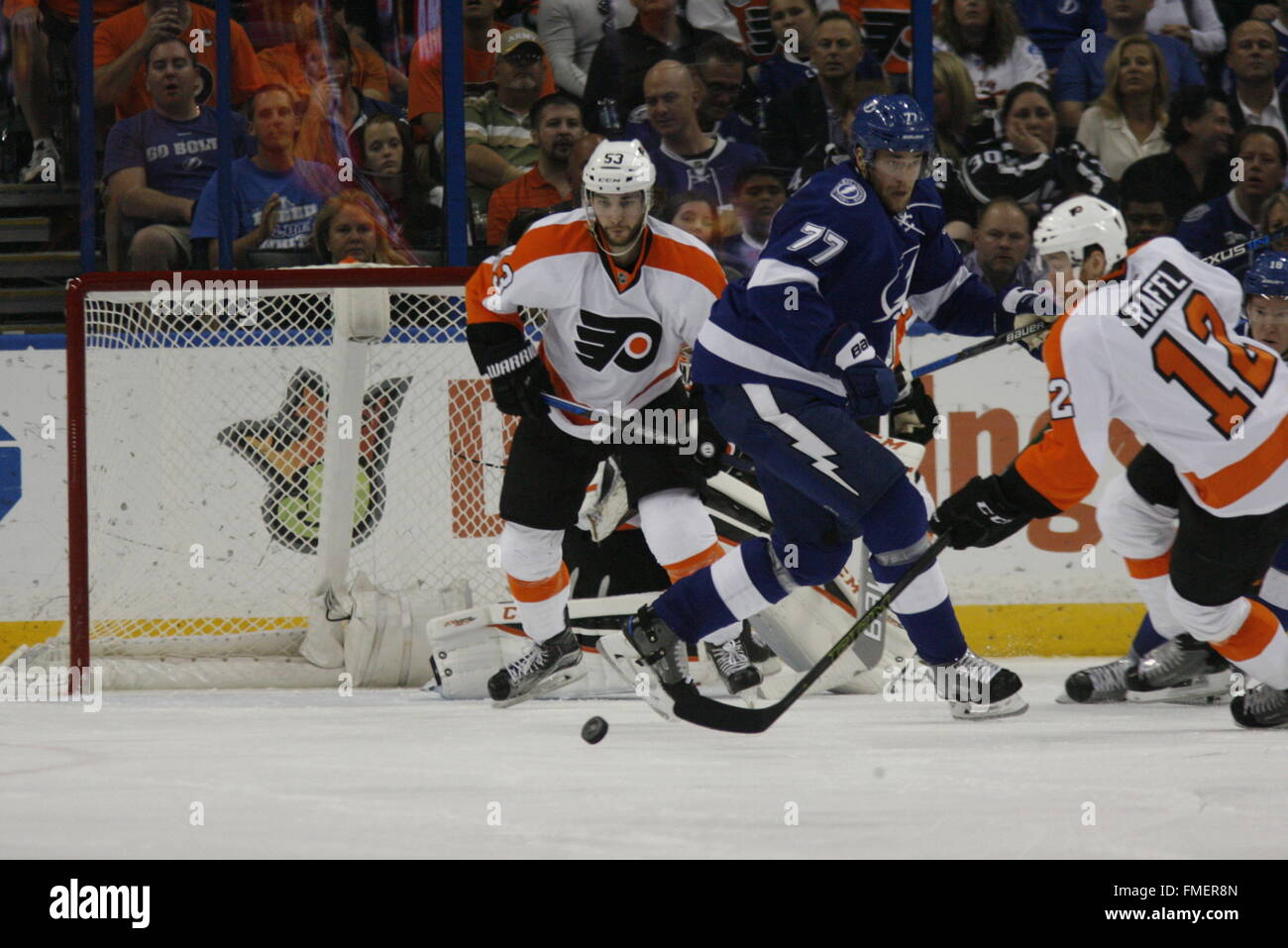 Tampa, Florida, Stati Uniti d'America. Undicesimo Mar, 2016. DOUGLAS R. CLIFFORD.Philadelphia Flyers ala sinistra Michael Raffl (12) prende il possesso da Tampa Bay Lightning defenceman Victor Hedman (77) nella zona di volantini durante la seconda poriod di Venerdi' (4/11/16) gioco tra il Philadelphia Flyers e il Tampa Bay Lightning a Amalie Arena a Tampa. © Douglas R. Clifford/Tampa Bay volte/ZUMA filo/Alamy Live News Foto Stock