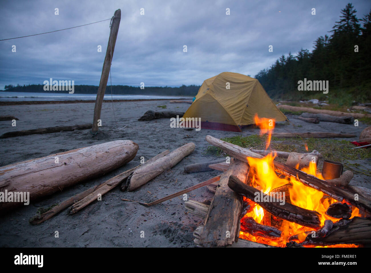Backcountry Camping a nel Ansa, Cape Scott Provincial Park, l'isola di Vancouver, British Columbia Foto Stock