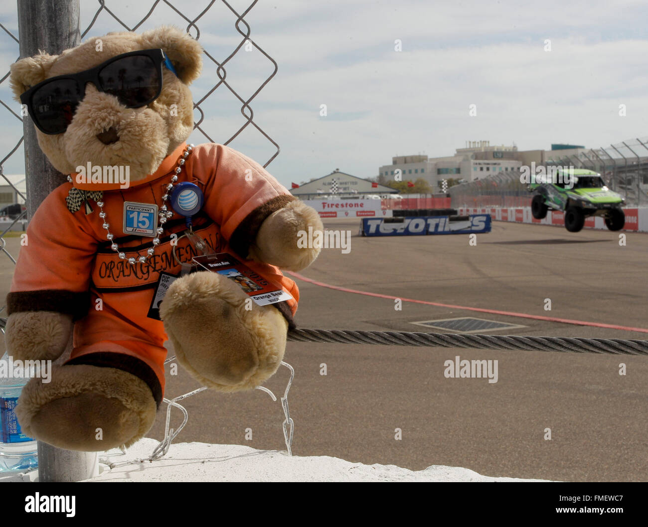 San Pietroburgo, Florida, Stati Uniti d'America. Undicesimo Mar, 2016. DIRK SHADD | Orari .un peluche denominato Orange Bear, dai Paesi Bassi, pende dal foro d'angolo a sua volta due come lo Stadio Super Trucks prendere i loro salti il giorno di apertura del la Firestone Grand Prix di San Pietroburgo venerdì (3/11/16). La mascotte appartiene a Maurice Pijpers, l'angolo di volontariato il maresciallo che lavora che angolo. L'orso è sparita da angolo quattro Pete torna nel 2012 ma un lavoratore cittadino trovato lui e lui restituito a Pijpers prima che egli è stato per prendere un volo internazionale al di fuori della città. Orso arancione è stato per i limoni, Foto Stock