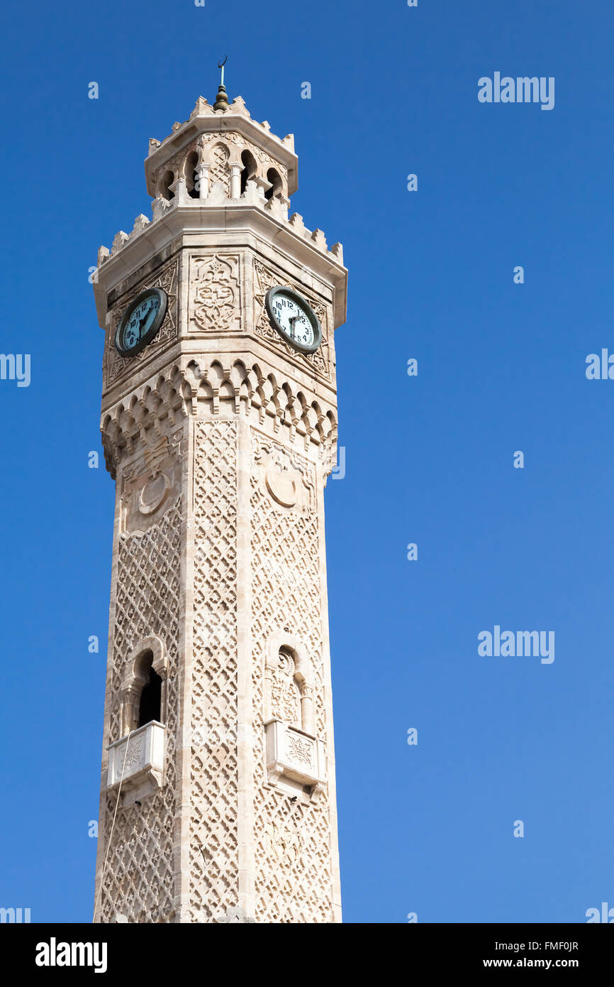 Storica Torre orologio oltre il cielo blu, è stato costruito nel 1901 e accettato come il simbolo ufficiale della città di Izmir, Turchia Foto Stock