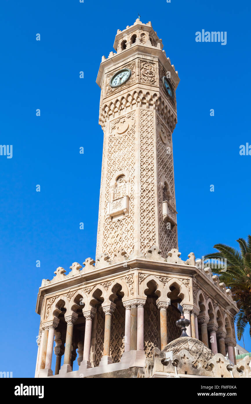 Vecchia Torre dell Orologio sotto il cielo blu, è stato costruito nel 1901 e accettato come il simbolo ufficiale della città di Izmir, Turchia Foto Stock