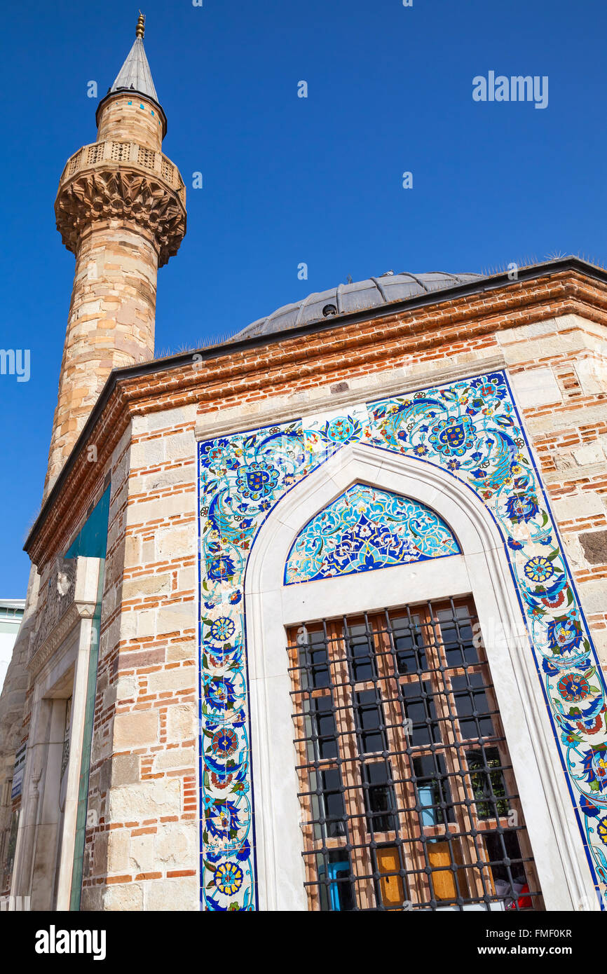 Antica Moschea Camii facciata arabo con decori e minareto. La piazza Konak, Izmir, Turchia Foto Stock
