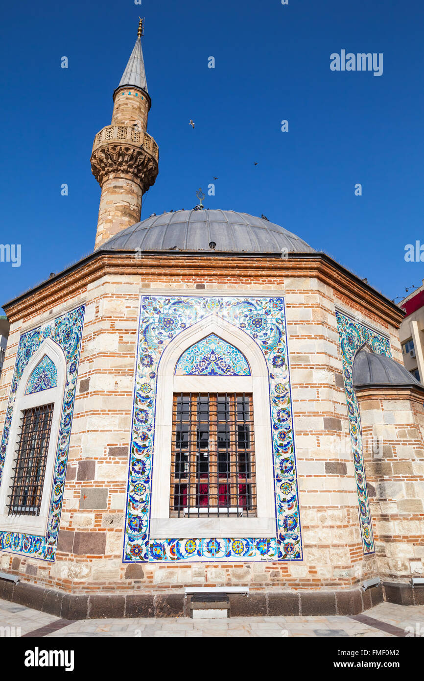 Antica Moschea Camii facciata e minareto. La piazza Konak, Izmir, Turchia Foto Stock