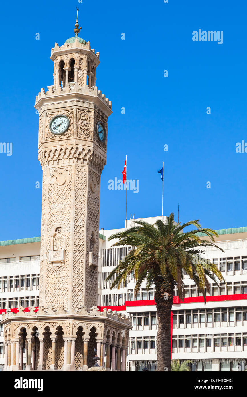 Storica Torre orologio sotto il cielo blu, è stato costruito nel 1901 e accettato come il simbolo ufficiale della città di Izmir, Turchia Foto Stock