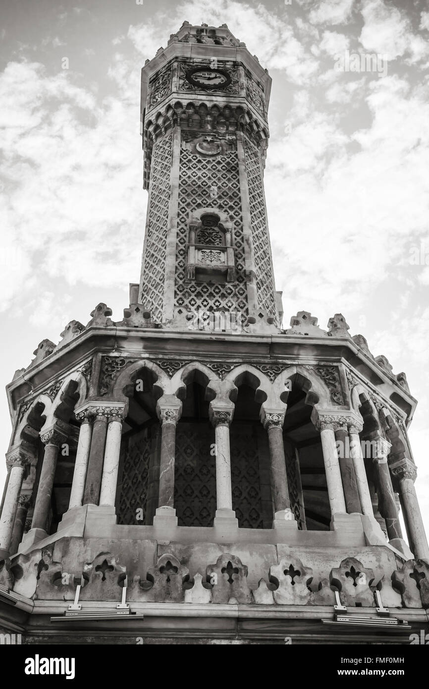 Storica Torre orologio sotto il cielo nuvoloso, fu costruita nel 1901 e accettato come il simbolo ufficiale della città di Izmir, Turchia. Nero a Foto Stock