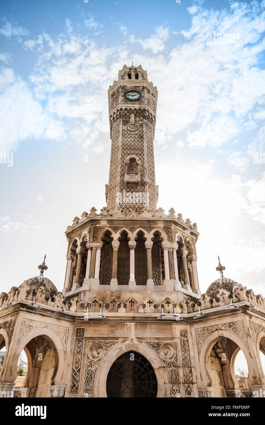 Storica Torre orologio sotto il cielo nuvoloso, fu costruita nel 1901 e accettato come il simbolo ufficiale della città di Izmir, Turchia Foto Stock