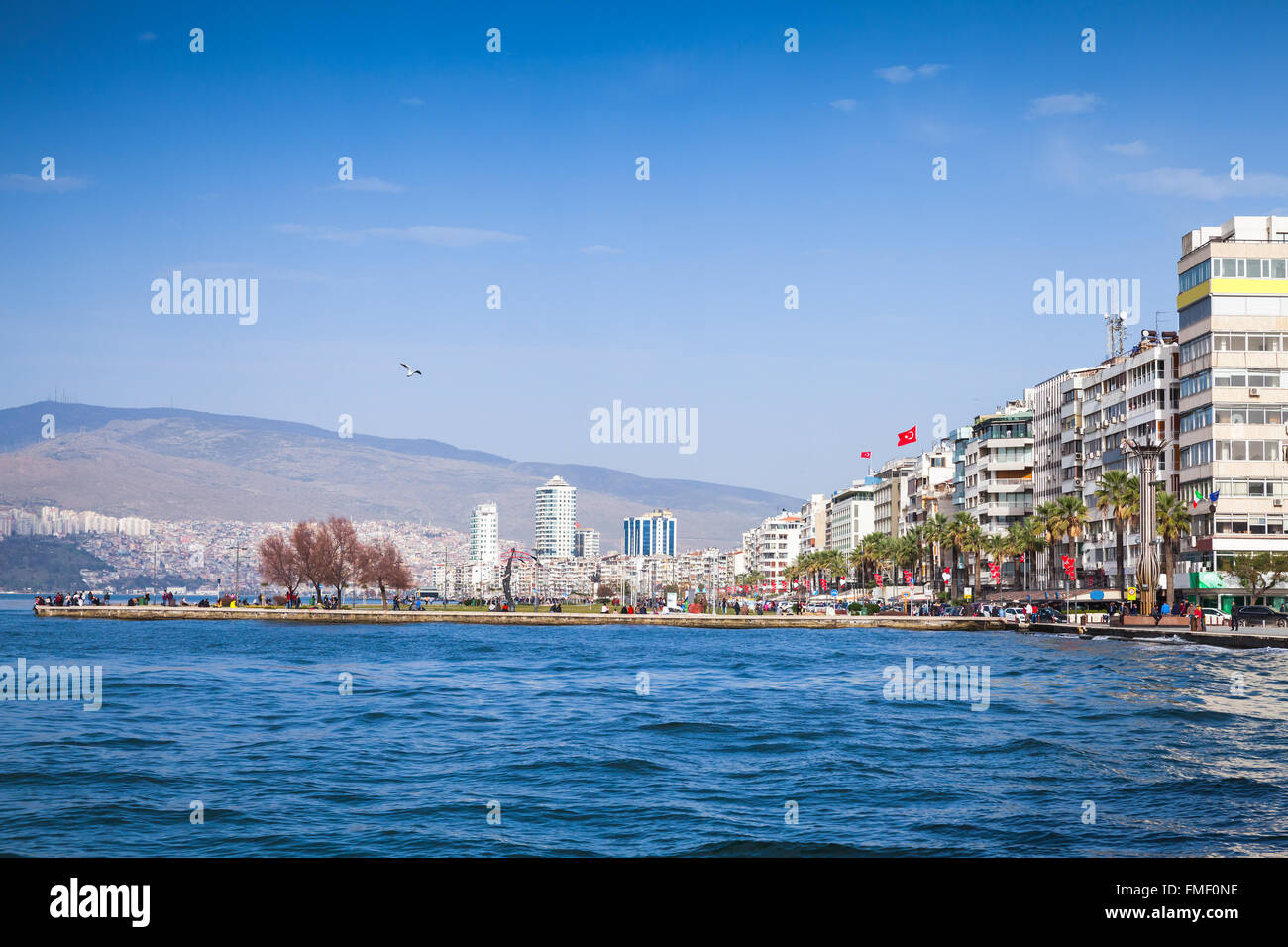 Skyline costiere con edifici moderni. Parte centrale di Izmir, Turchia Foto Stock