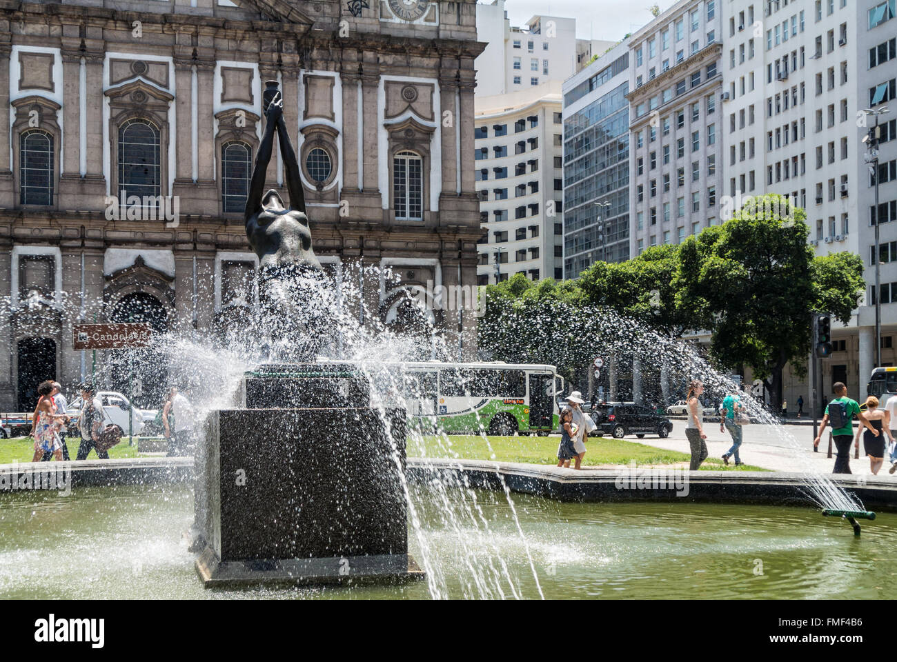 La fontana la Madonna di fronte alla chiesa di Candelaria a Rio de Janeiro in Brasile. Foto Stock