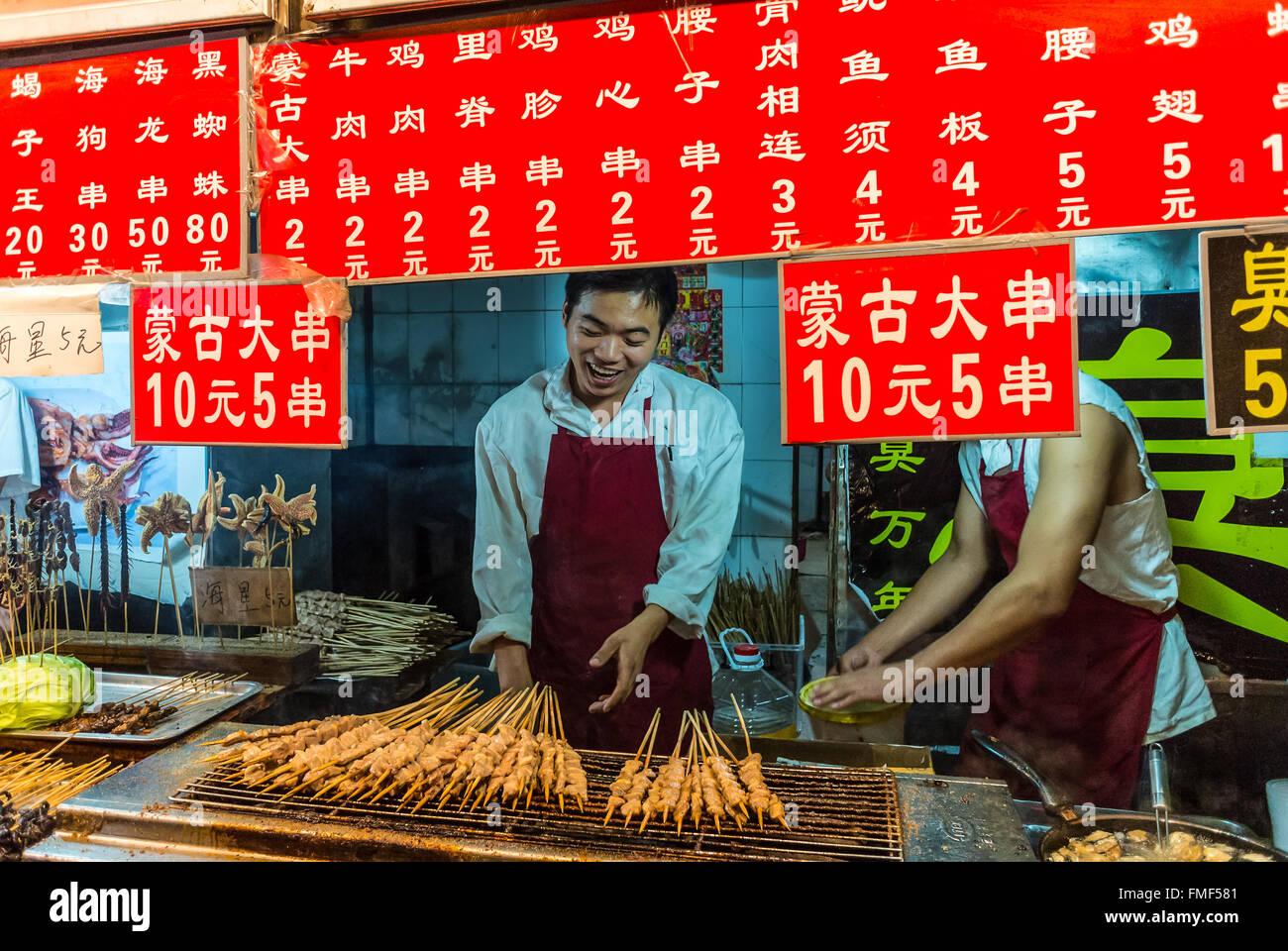 I fornitori del mercato a snack Wangfujing street offrono ai loro clienti una gamma molto ampia di prodotti alimentari Foto Stock