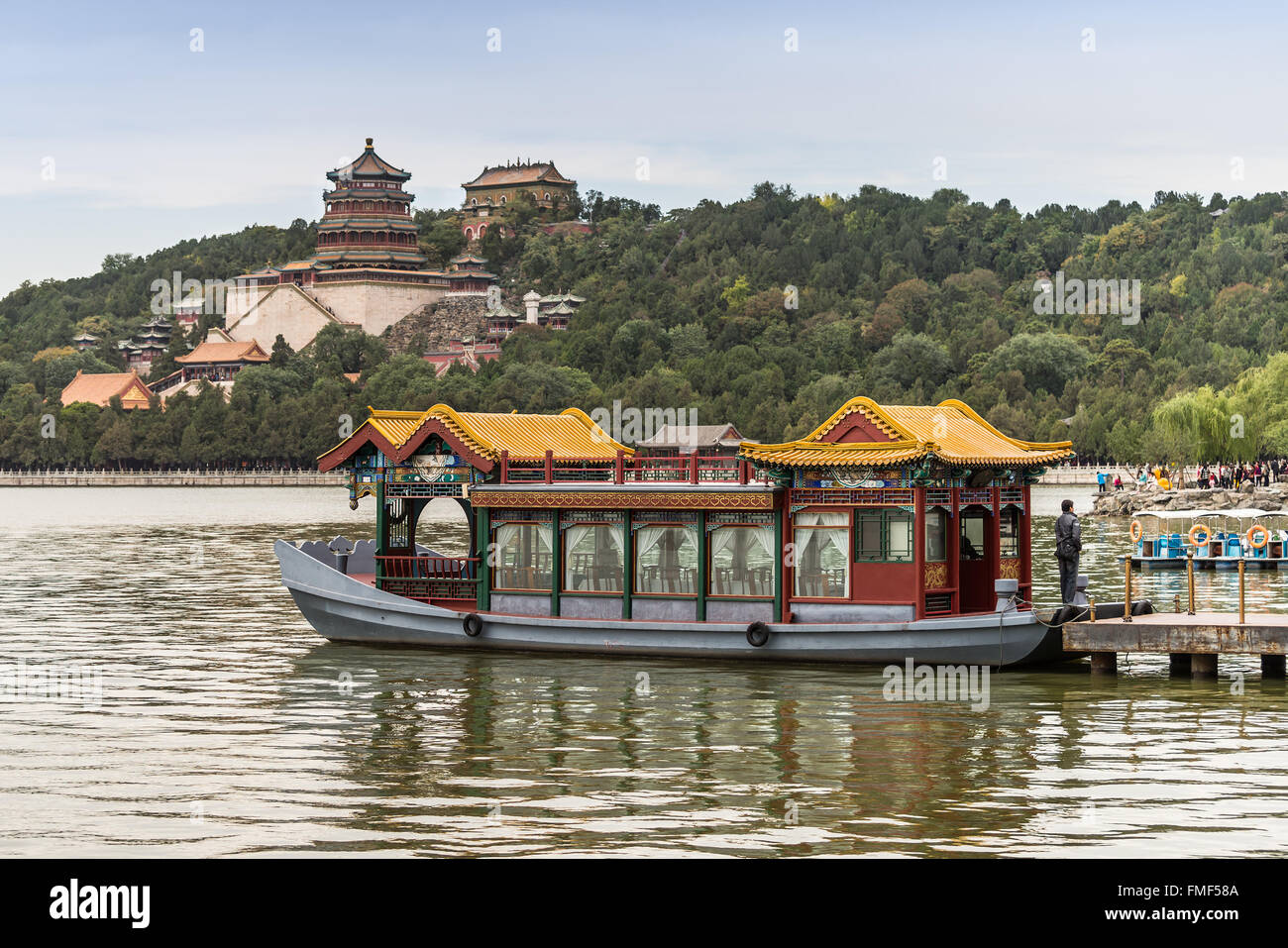 Il vecchio traghetto tradizionale barca nel lago a Palazzo d'Estate a Pechino in Cina. Foto Stock