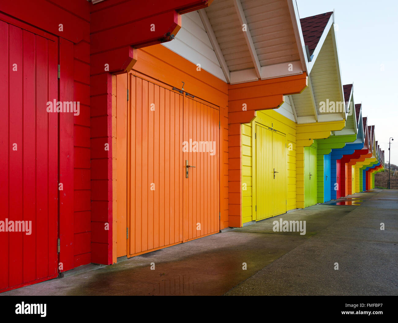 Colorato / colorate cabine sulla spiaggia, a Scarborough, Yorkshire Regno Unito Foto Stock