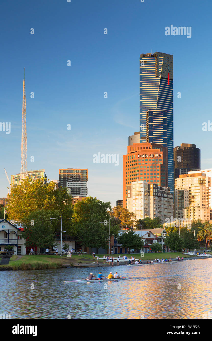 Eureka Tower e il Victorian Arts Centre lungo il fiume Yarra, Melbourne, Victoria, Australia Foto Stock