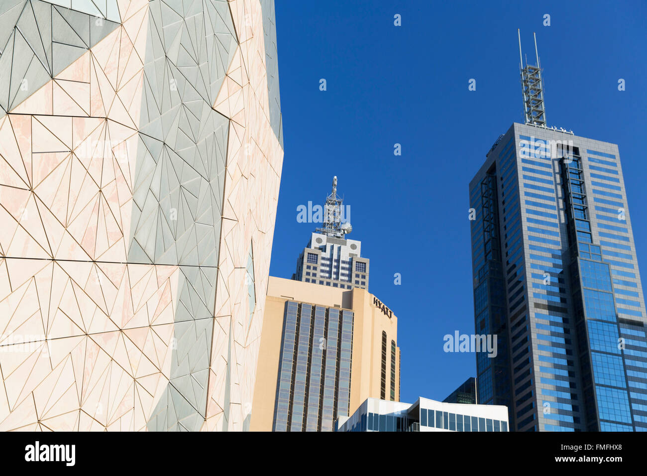 Federation Square e grattacieli, Melbourne, Victoria, Australia Foto Stock