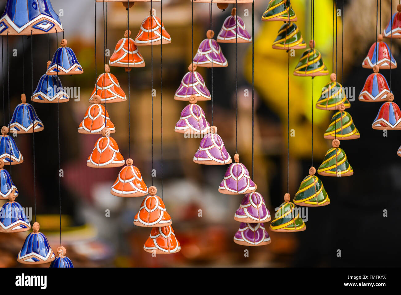 Ceramiche campane pendenti nel settore dell'artigianato mart Kaziukas, Vilnius, Lituania Foto Stock