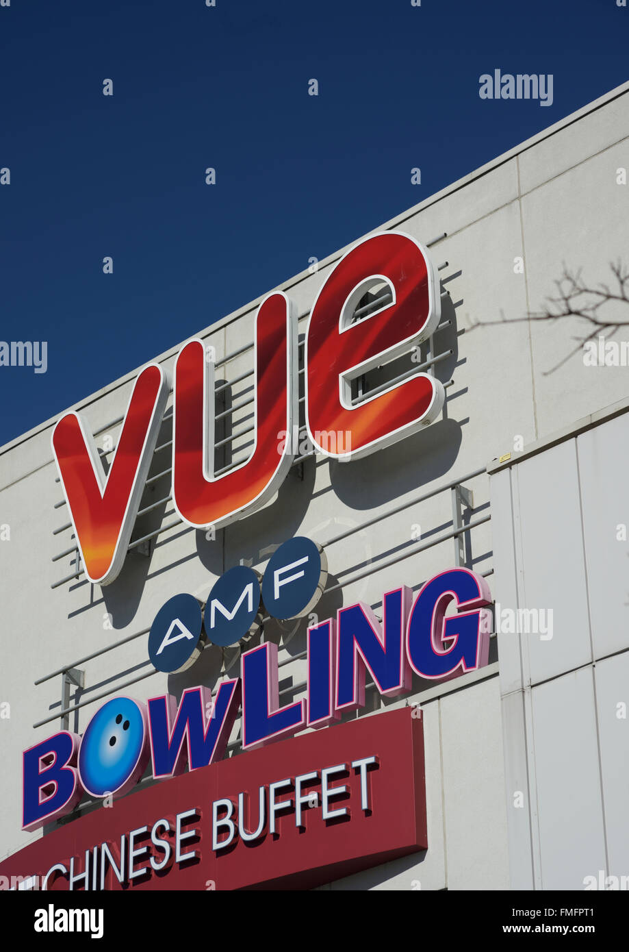 Vue cinema, amf bowling e la segnaletica esterna del buffet cinese fissata su un edificio rivestito in alluminio contro il cielo azzurro a Bury, lancashire uk Foto Stock Vue cinema, amf bowling e la segnaletica esterna del buffet cinese fissata su un edificio rivestito in alluminio contro il cielo azzurro a Bury, lancashire uk Foto Stock