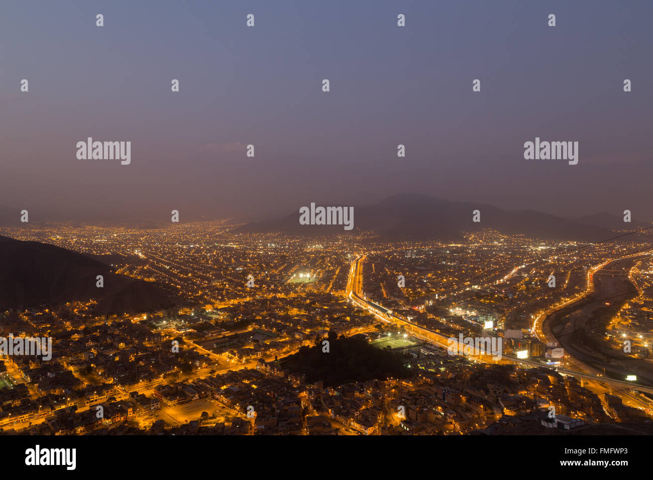 Vista panoramica della capitale peruviana Lima dal Cerro San Cristobal di notte. Foto Stock