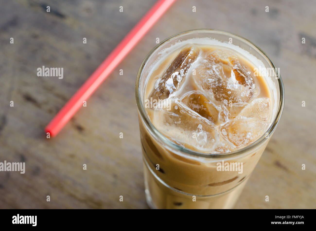 Bicchiere di caffè freddo sulla tavola di legno Foto Stock