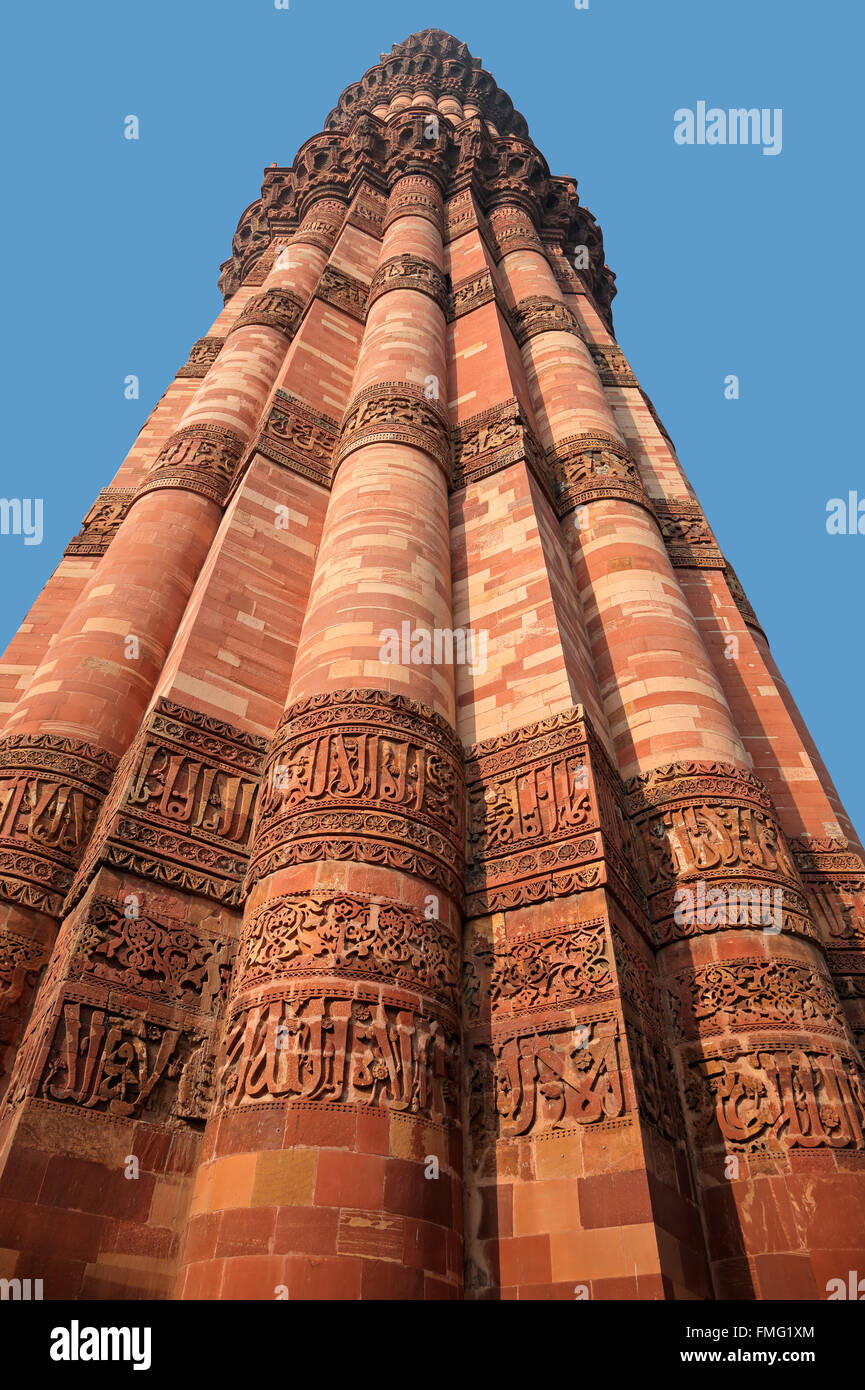 Qutub Minar pietra arenaria rossa torre (minaret) presso un sito del patrimonio mondiale, Delhi, India Foto Stock