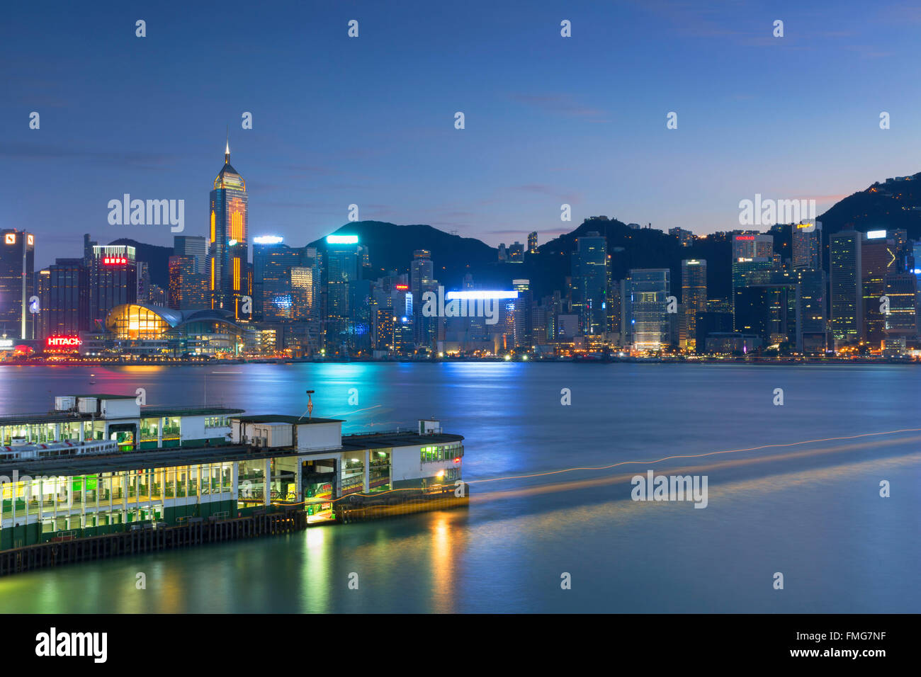 Vista della Star Ferry Terminal e dell'Isola di Hong Kong skyline di Hong Kong, Cina Foto Stock