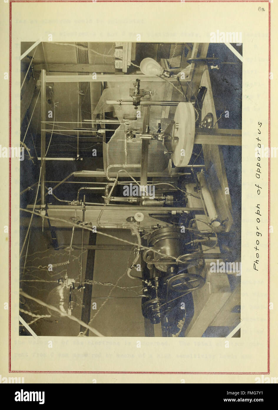 "Collisions of slow moving Electrons with Nitrogen Molecules" (collisioni di elettroni lenti con molecole di azoto) (1918) esplora l'interazione tra elettroni e molecole di azoto, fornendo informazioni sulla fisica atomica e molecolare. Il lavoro contribuisce alla comprensione del comportamento degli elettroni e delle collisioni molecolari. Foto Stock