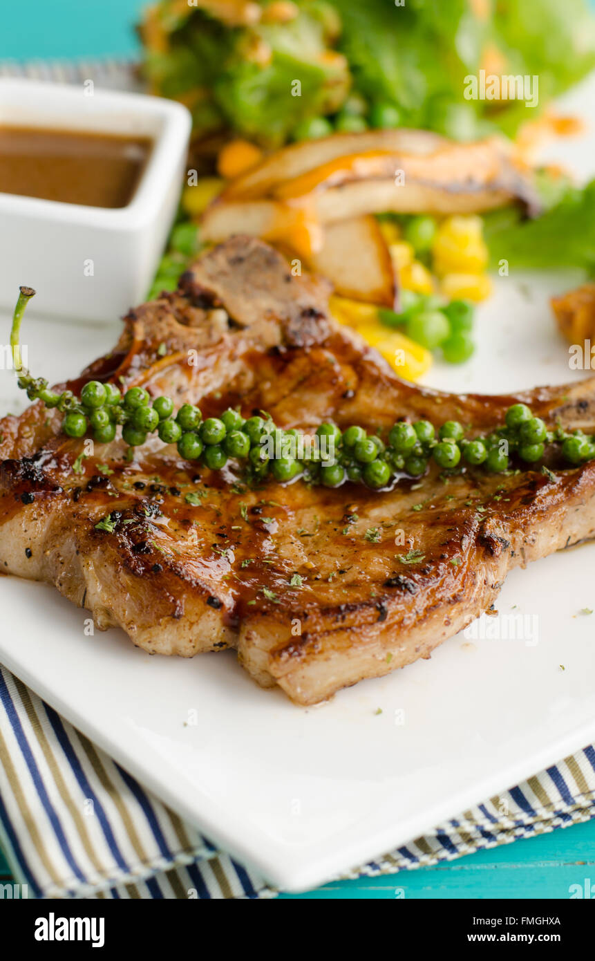 Grigliata di t-bone steak e verdure Foto Stock