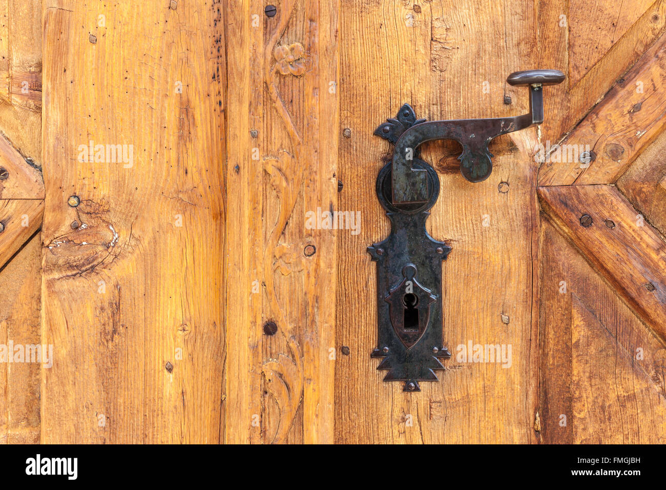 Vecchia porta di legno di una chiesa del paese nel Campo Tures Alto Adige - Italia Foto Stock