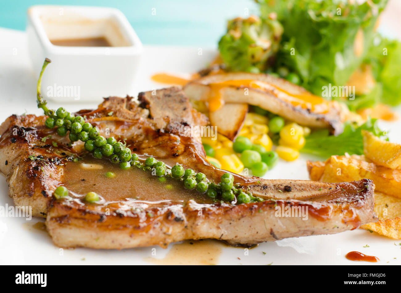 Grigliata di t-bone steak e verdure Foto Stock