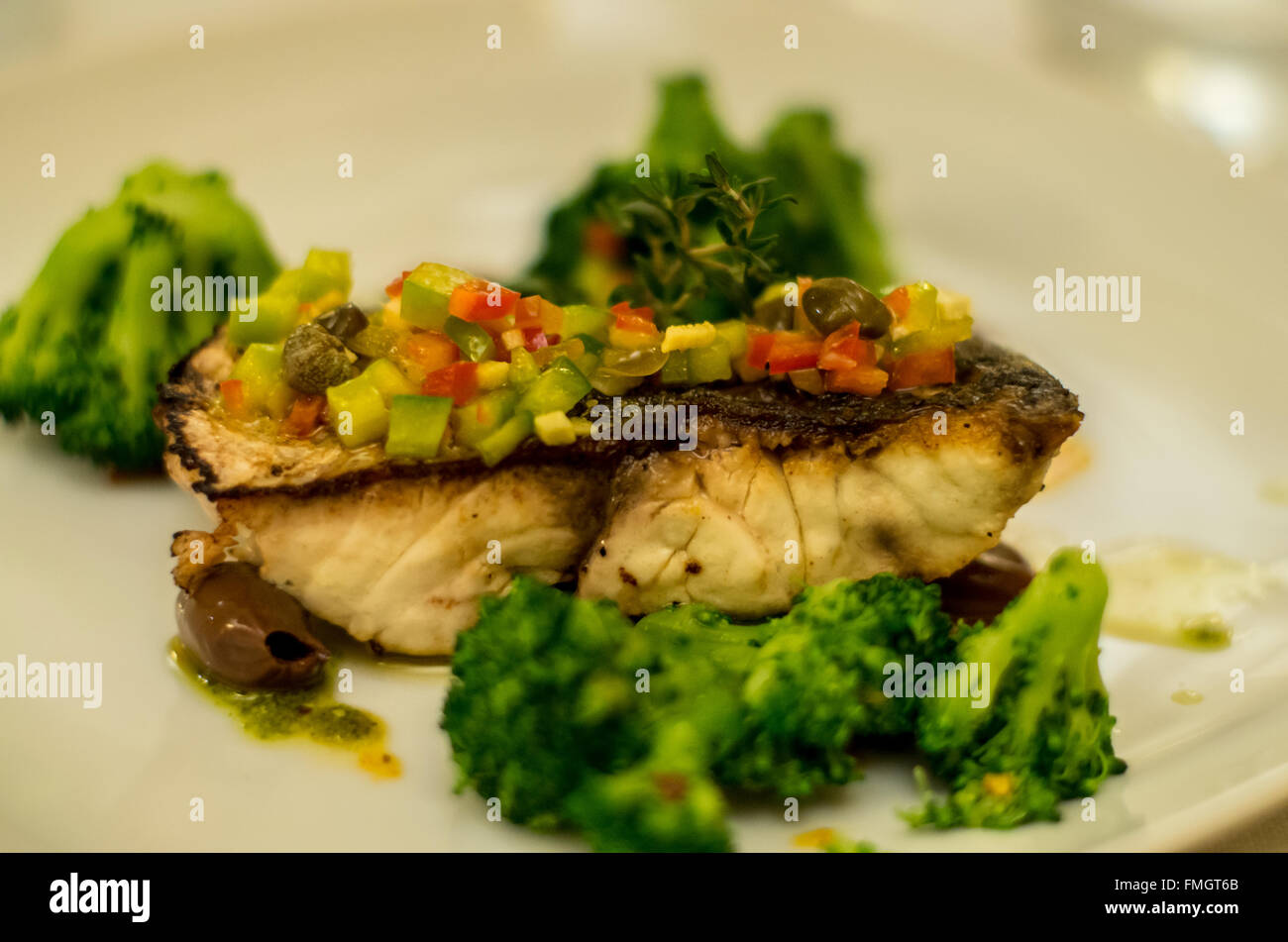 Pesce secondo piatto con broccoli e alghe marine Foto Stock