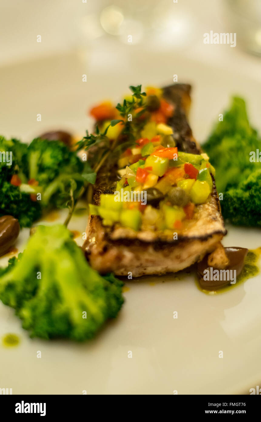 Pesce secondo piatto con broccoli e alghe marine Foto Stock