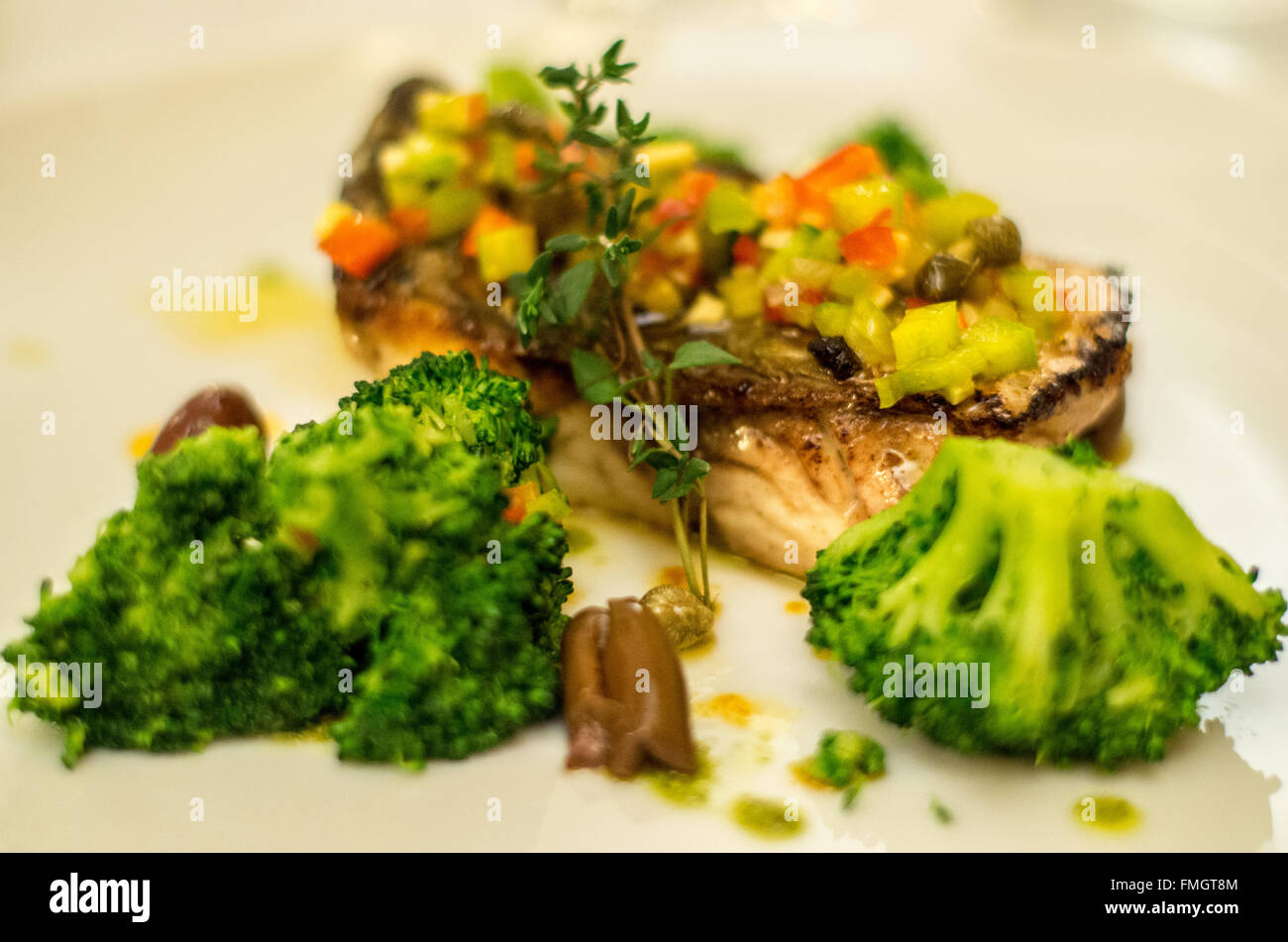 Pesce secondo piatto con broccoli e alghe marine Foto Stock