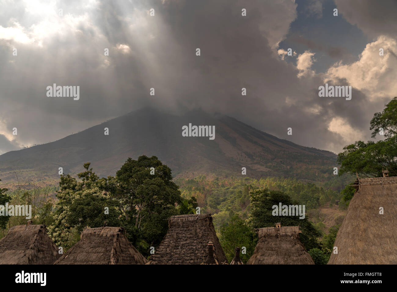 Vulcano Inerie e tradizionale tetto di paglia di alta-case con tetti in villaggio Ngada Bena vicino a Bajawa, Flores, Indonesia, Asia Foto Stock