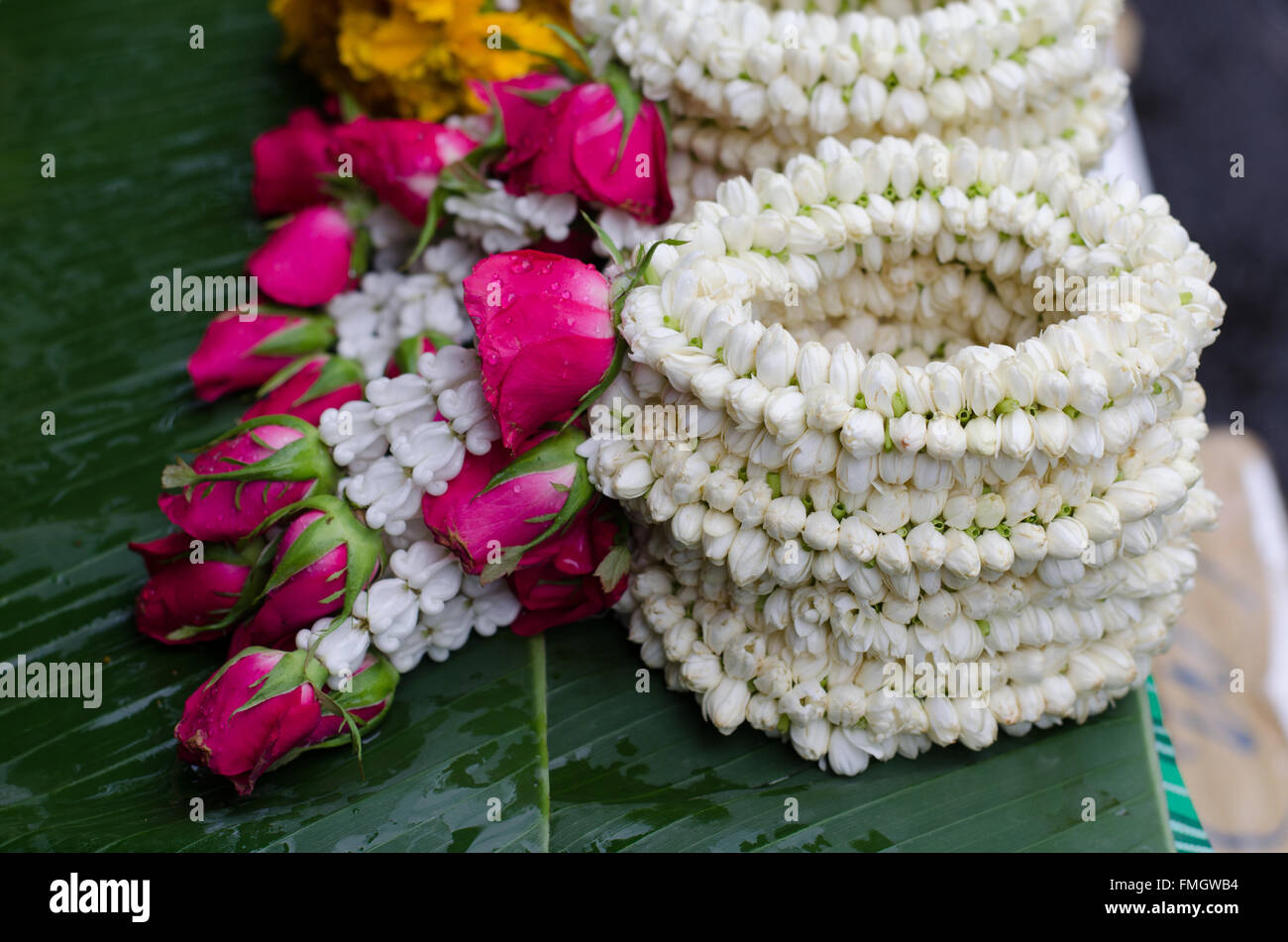 Stile Thailandese garland presso il mercato dei fiori in Thailandia Foto Stock