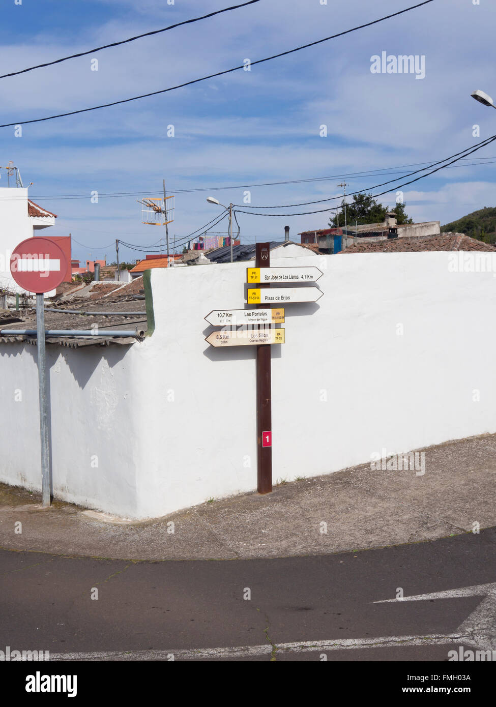 Seguire le indicazioni per escursionisti in Erjos, Tenerife Canarie Spagna, ampia rete di foopaths indica un aumento delle vacanze attive Foto Stock