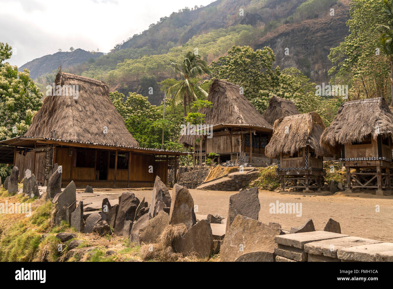 Tradizionale tetto di paglia di alta-case dal tetto, megalithes e santuari nel villaggio Ngada Bena vicino a Bajawa, Flores, Indonesia, Asia Foto Stock