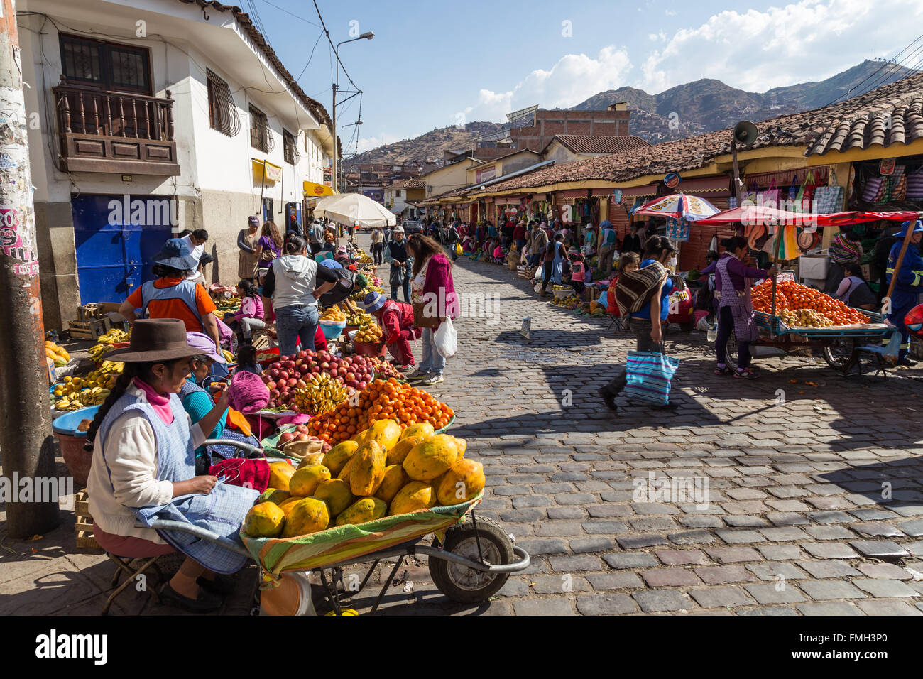 Cusco, Perù - Agosto 08, 2015: la gente vendere e acquistare i frutti di un mercato nelle vie. Foto Stock