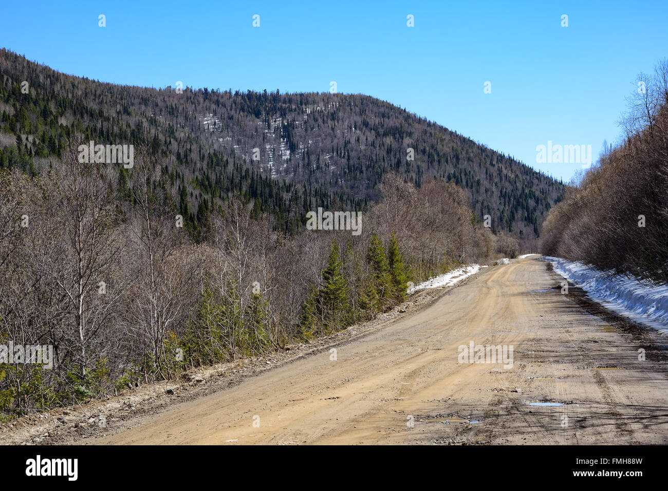 Strada di ghiaia per il pass nelle montagne di Kuznetsk Alatau. La Repubblica di Khakassia, Siberia, Federazione russa Foto Stock