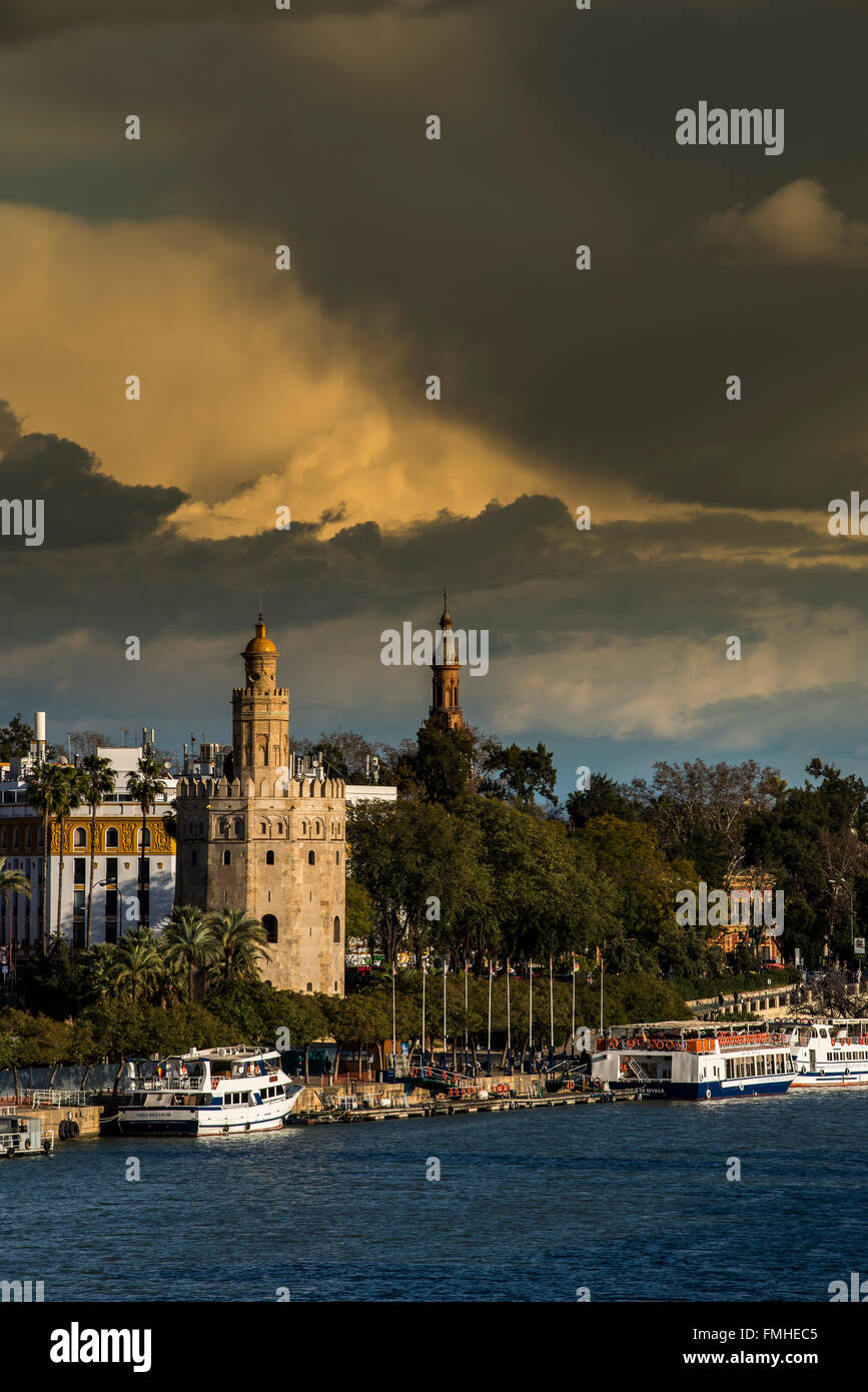 Torre del Oro torre di avvistamento e il fiume Guadalquivir, Siviglia, in Andalusia, Spagna Foto Stock