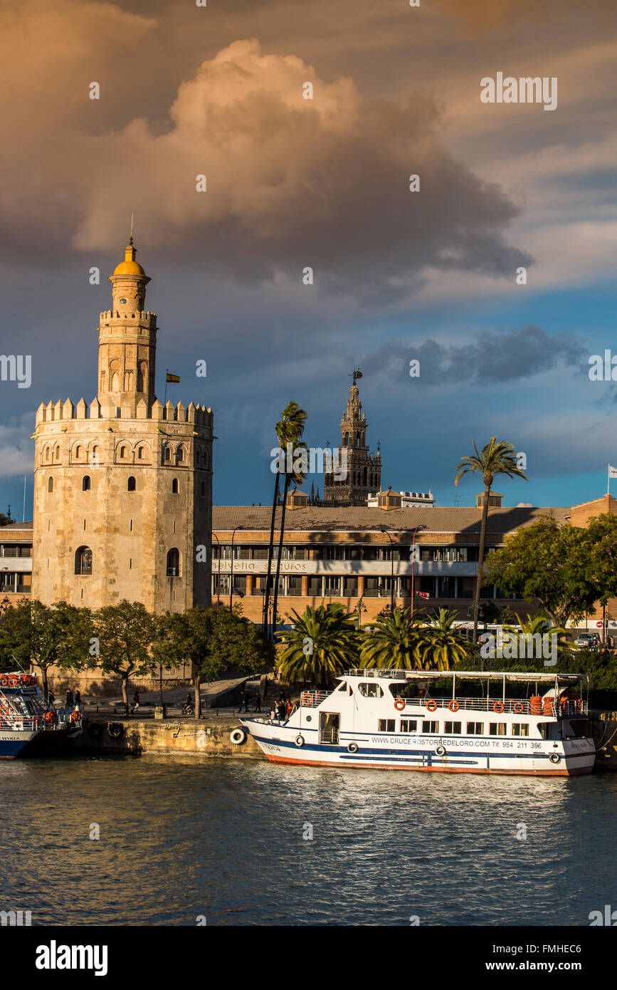 Torre del Oro torre di vedetta con Giralda torre campanaria in background, Siviglia, Andalusia, Spagna Foto Stock
