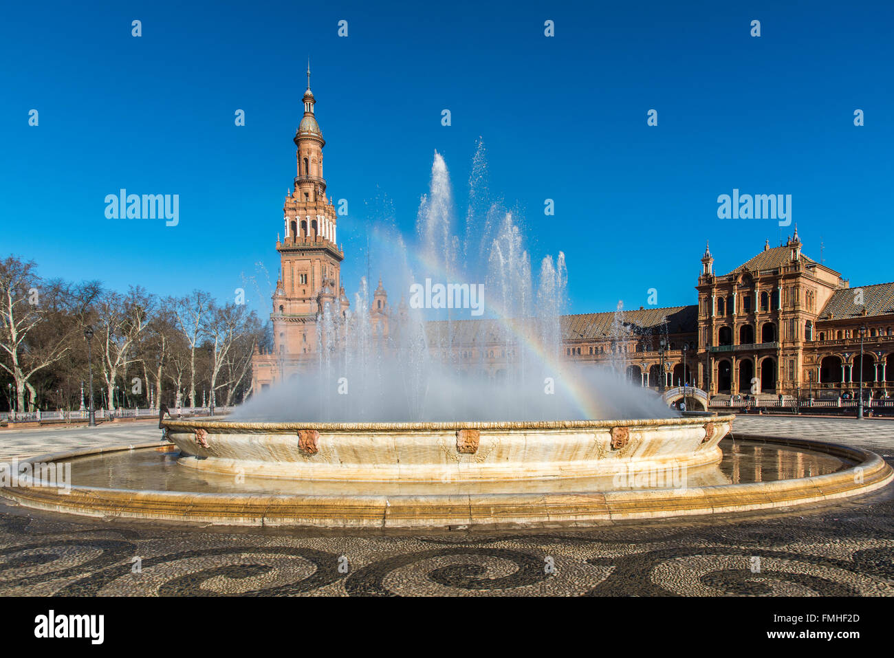 La fontana e la torre sud in Plaza de Espana, Siviglia, Andalusia, Spagna Foto Stock