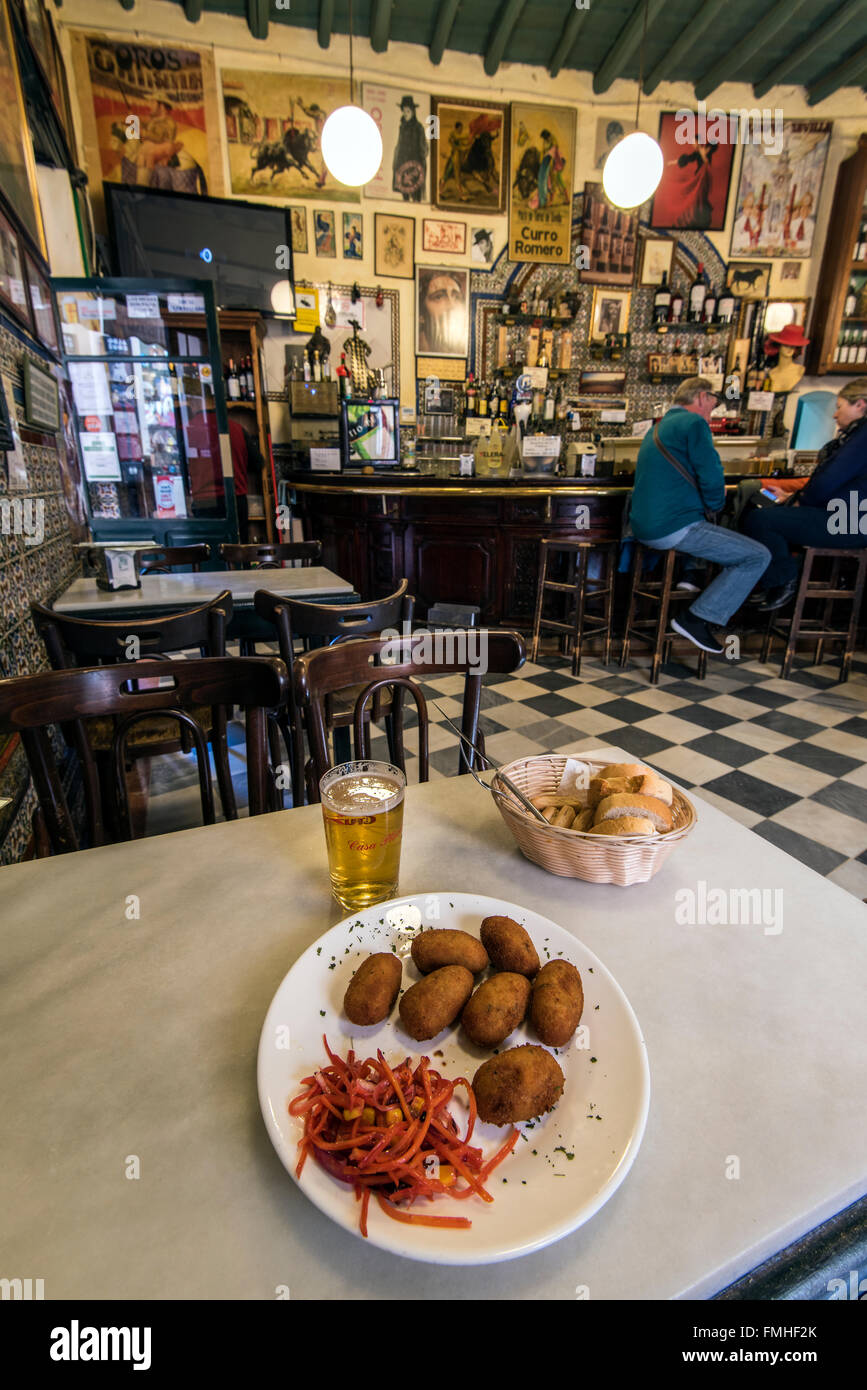 Tapas servito in un tradizionale vecchio bar nel quartiere di Santa Cruz, Siviglia, Andalusia, Spagna Foto Stock