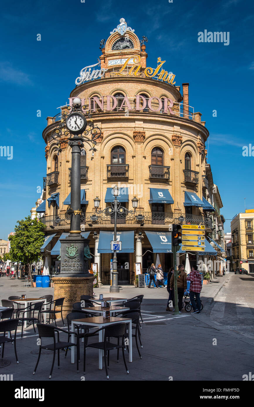 Il centro della città è piazza con Gallo Azul edificio e Pedro Domecq orologio, Jerez de la Frontera, Andalusia, Spagna Foto Stock