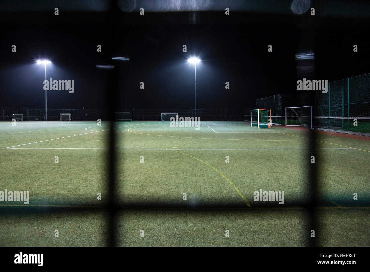 Un illumintaed artificiale passo sport adn campo da gioco di notte. Foto Stock