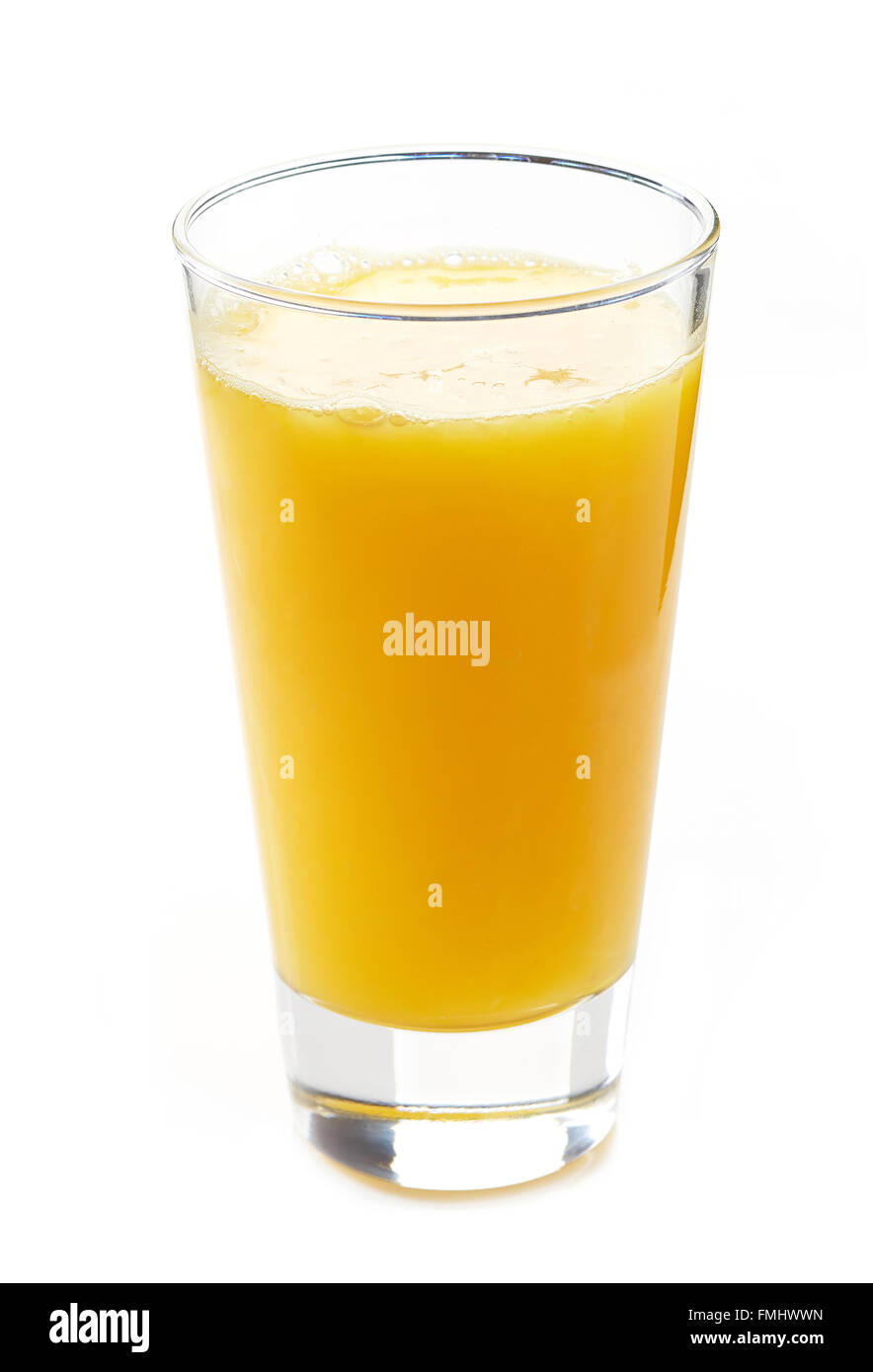 Bicchiere pieno di succo di arancia su sfondo bianco Foto Stock