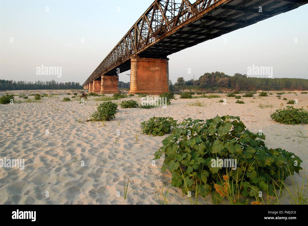 La Lombardia, la Valle del Po, Italia, straordinaria siccità a Becca bridge, vicino alla confluenza tra il Po e il Ticino Foto Stock