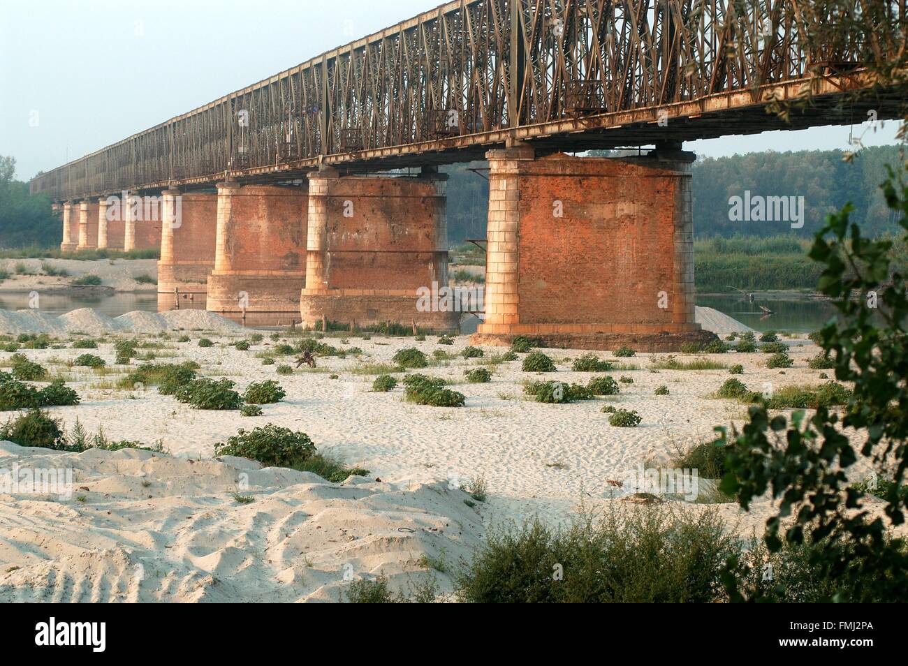 La Lombardia, la Valle del Po, Italia, straordinaria siccità a Becca bridge, vicino alla confluenza tra il Po e il Ticino Foto Stock