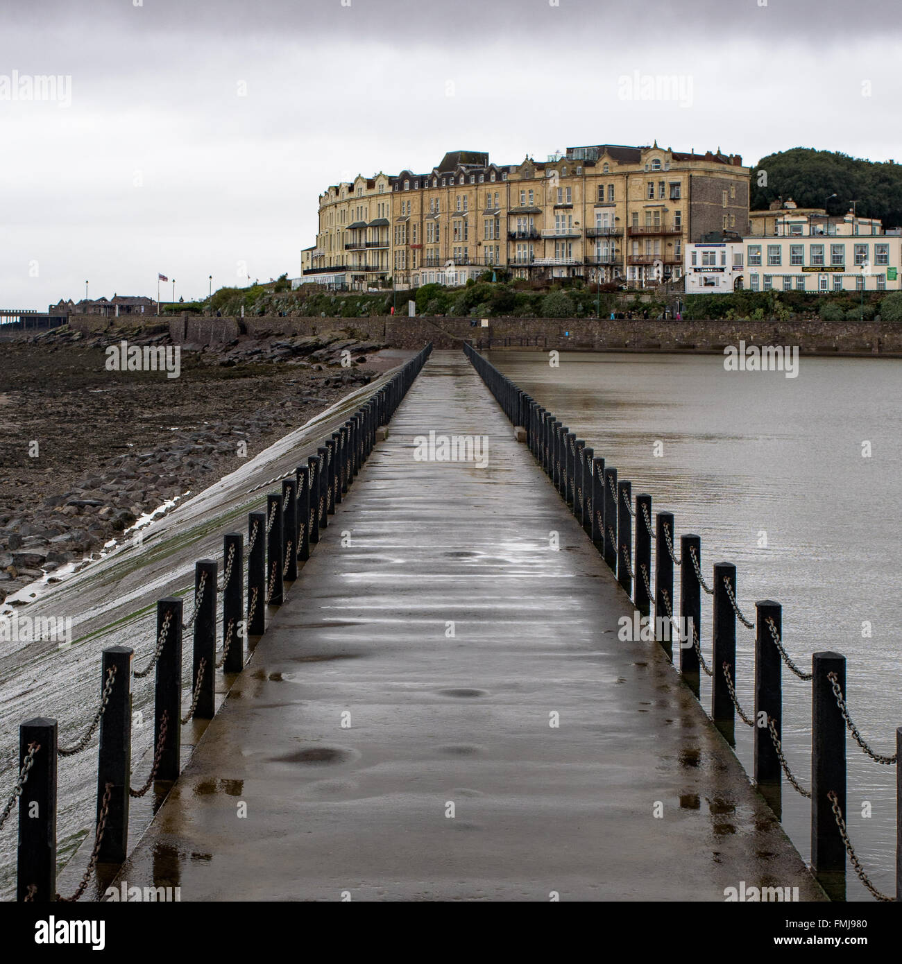 Lago marino di cammino su un giorno sordo a Weston Super-Mare Somerset, Inghilterra. Foto Stock