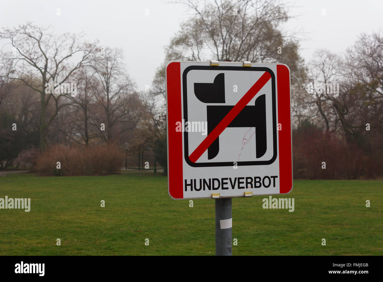 Un ribelle di graffiti su un segno contro no cani nel parco di Vienna in Austria. Foto Stock