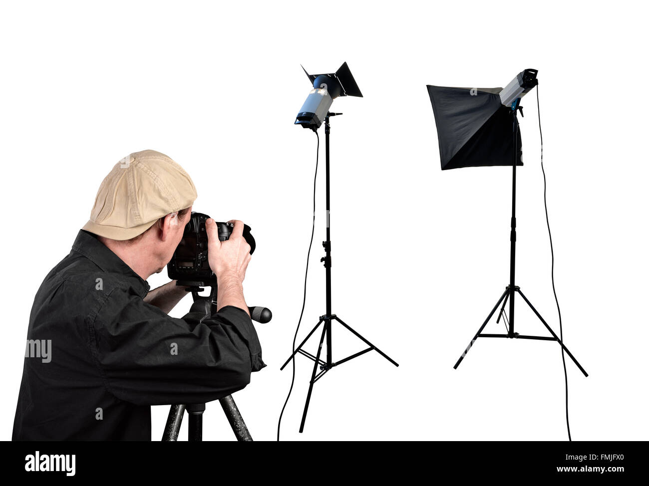 Fotografo con studio di apparecchiature di illuminazione isolato su bianco Foto Stock