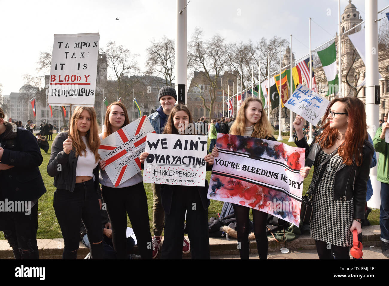 La piazza del Parlamento, Westminster, London, Regno Unito. Xii Marzo 2016. Un gruppo di ragazze stadio un tampone imposta la protesta di fronte al Parlamento. Foto Stock